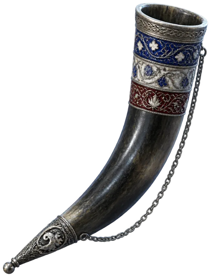 Tanduk minum gelap melengkung dengan tiga pita enamel cloisonné biru, putih, dan merah anggur dalam sekat kawat perak, berantai perak.